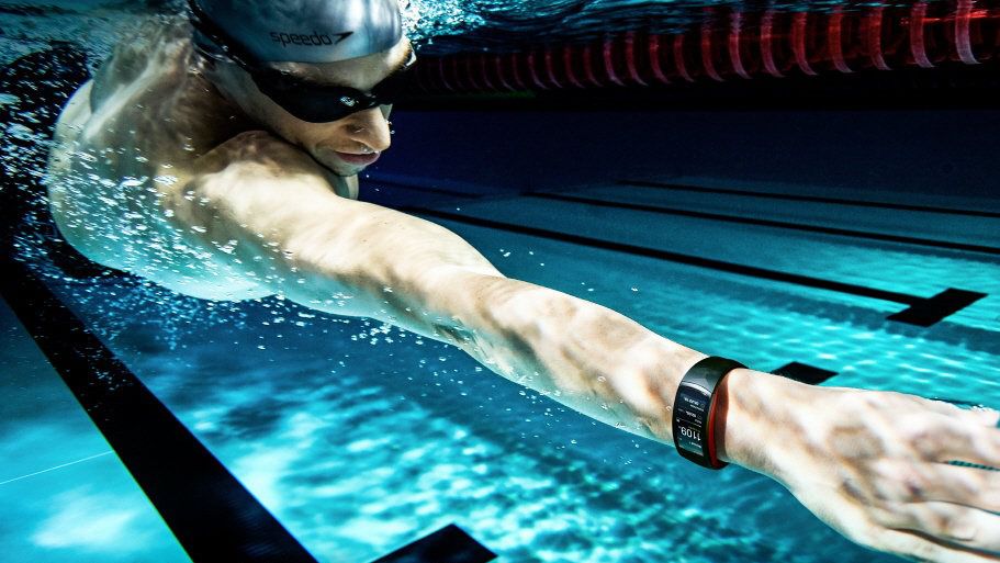 imagenacion.com fotos 1 316 Gear Fit2 Pro Lifestyle Swimming Red 2P RGB