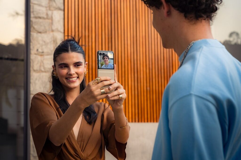 motorola razr 50 razr lifestyle 1