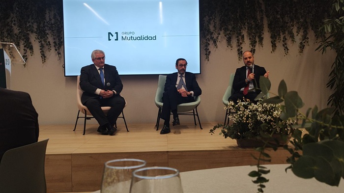 Rafael Navas, director general, Enrique Fernández-Lomana, presidente, y Fernando Ariza, director general adjunto, todos de MUTUALIDAD